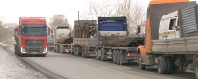 Колонна фур перекрыла путь машинам и пешеходам в Свердловской области